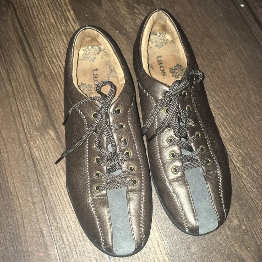 Taos Stealth brown lace up sneakers, size 7.5